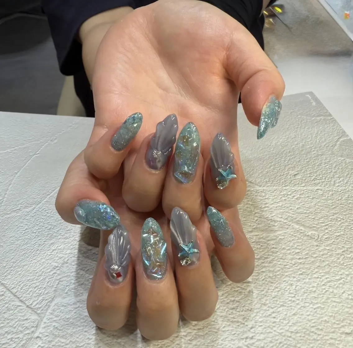 ネイル アートネイル ブルー キラキラネイル ニュアンスネイル ぷっくりネイル ハンドネイル ハンドケア NailSalon✨ Écrinエクランのネイルデザイン