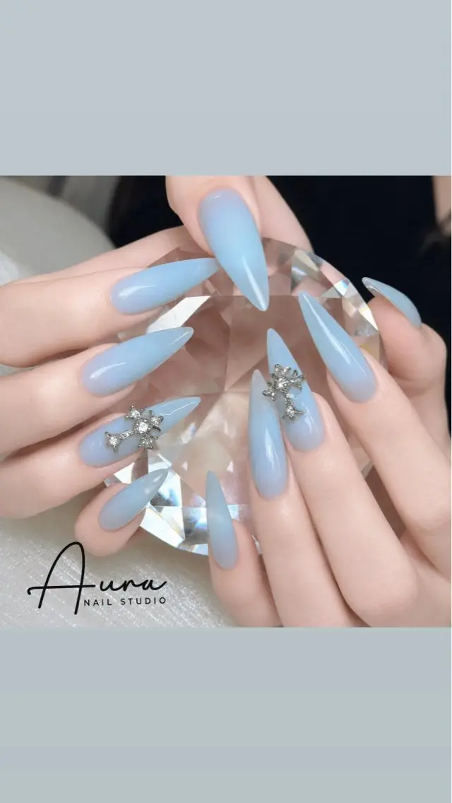 ネイル ブルー グラデーション 韓国ネイル ロングネイル ワンカラーネイル ハンドネイル Aura Nail Studioのネイルデザイン