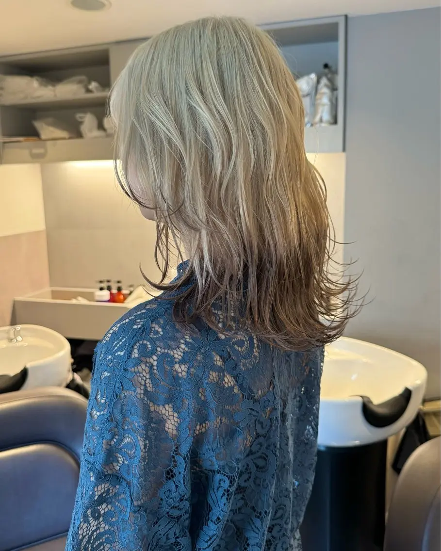 ミディアム カラー デザインカラー グレージュ ハイトーンカラー ミルクティーグレージュ ヘアカラー トリートメント RAIMA ケアハイトーンのヘアスタイル