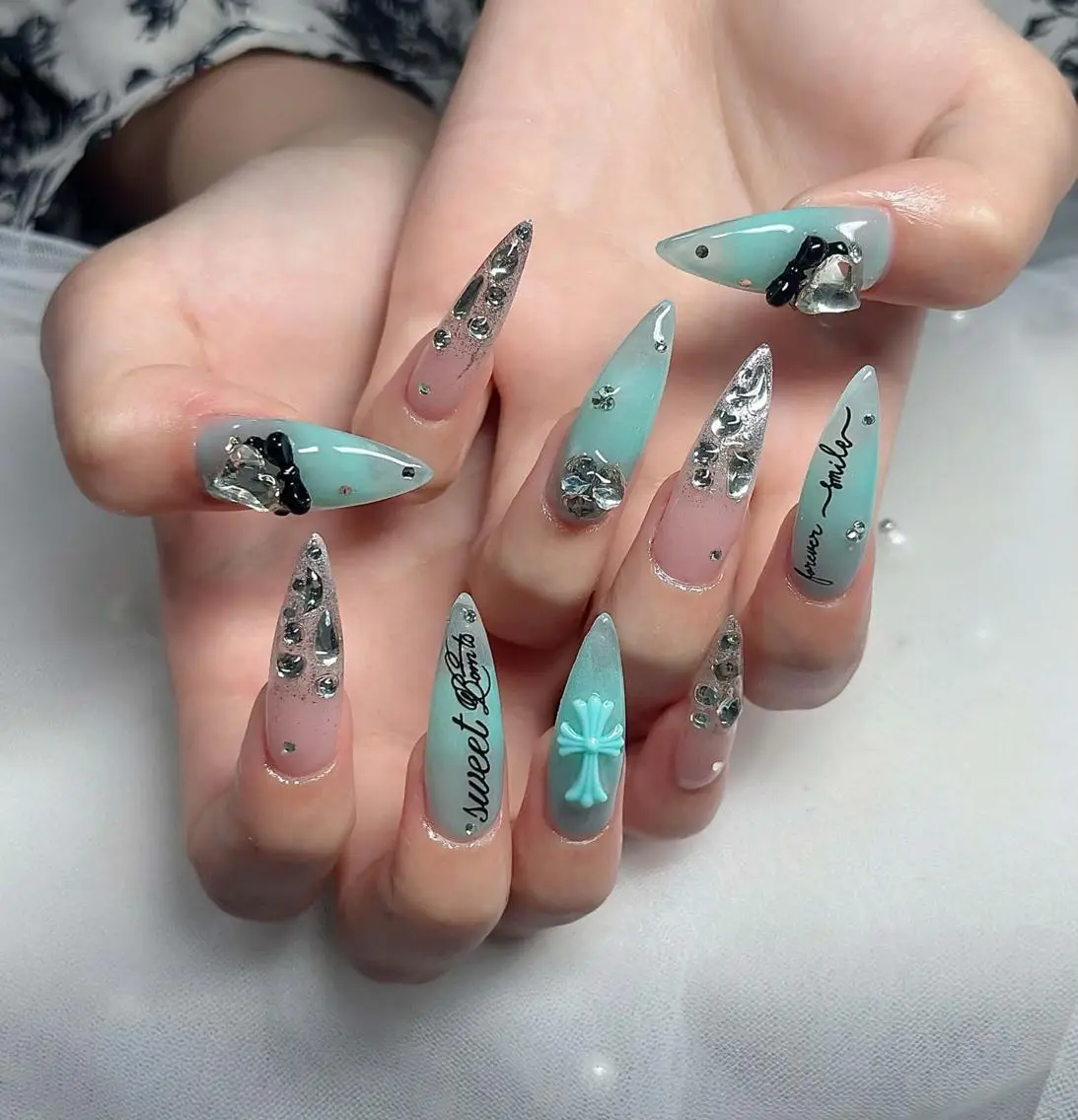 ネイル オーロラネイル フレンチネイル ジェルネイル ハロウィン キラキラネイル ハンドネイル Hbaby nailのネイルデザイン