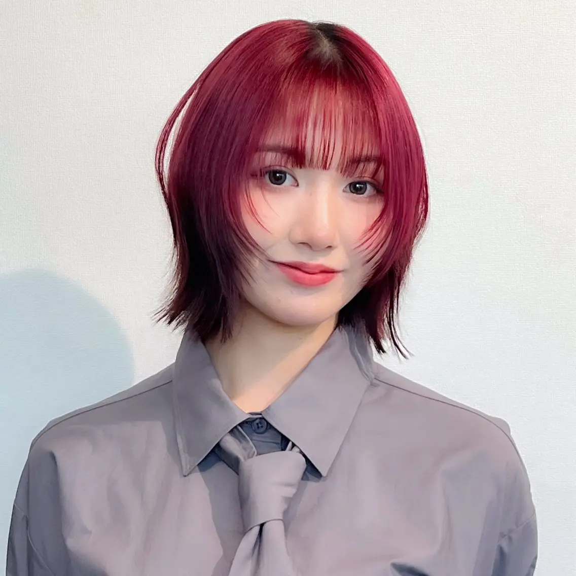 ミディアム カラー ブリーチ 透明感カラー レッドカラー レイヤーカット カットモデル無料 あやかのヘアスタイル