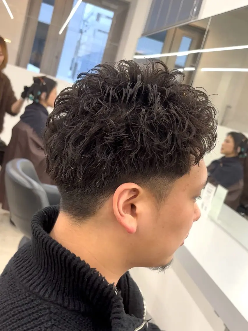 ショート パーマ メンズ メンズパーマ ショートヘア ニュアンスパーマ カット パーマ なりたひろと / フェザーパーマのヘアスタイル