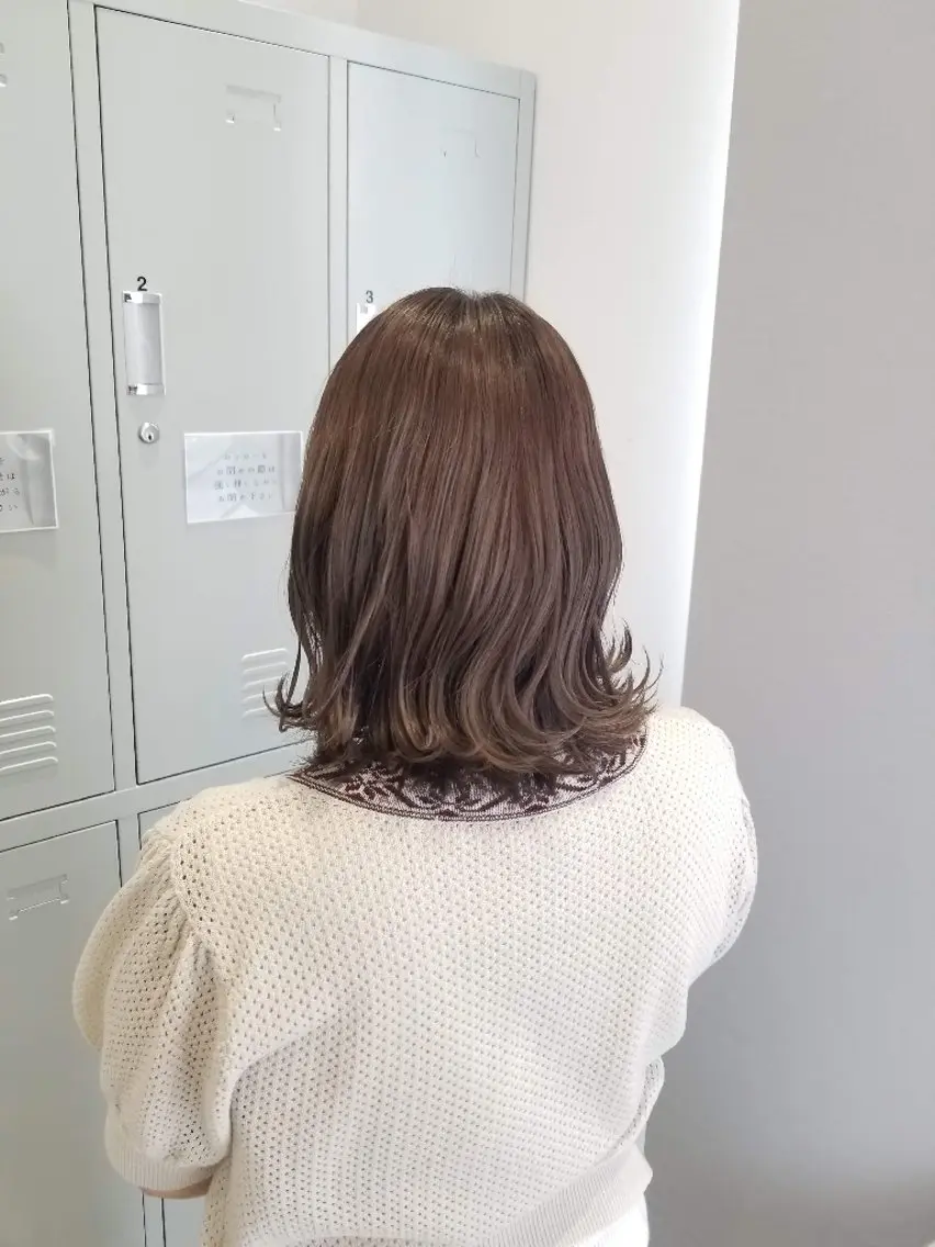 ミディアム カラー 森下 栞奈のヘアスタイル