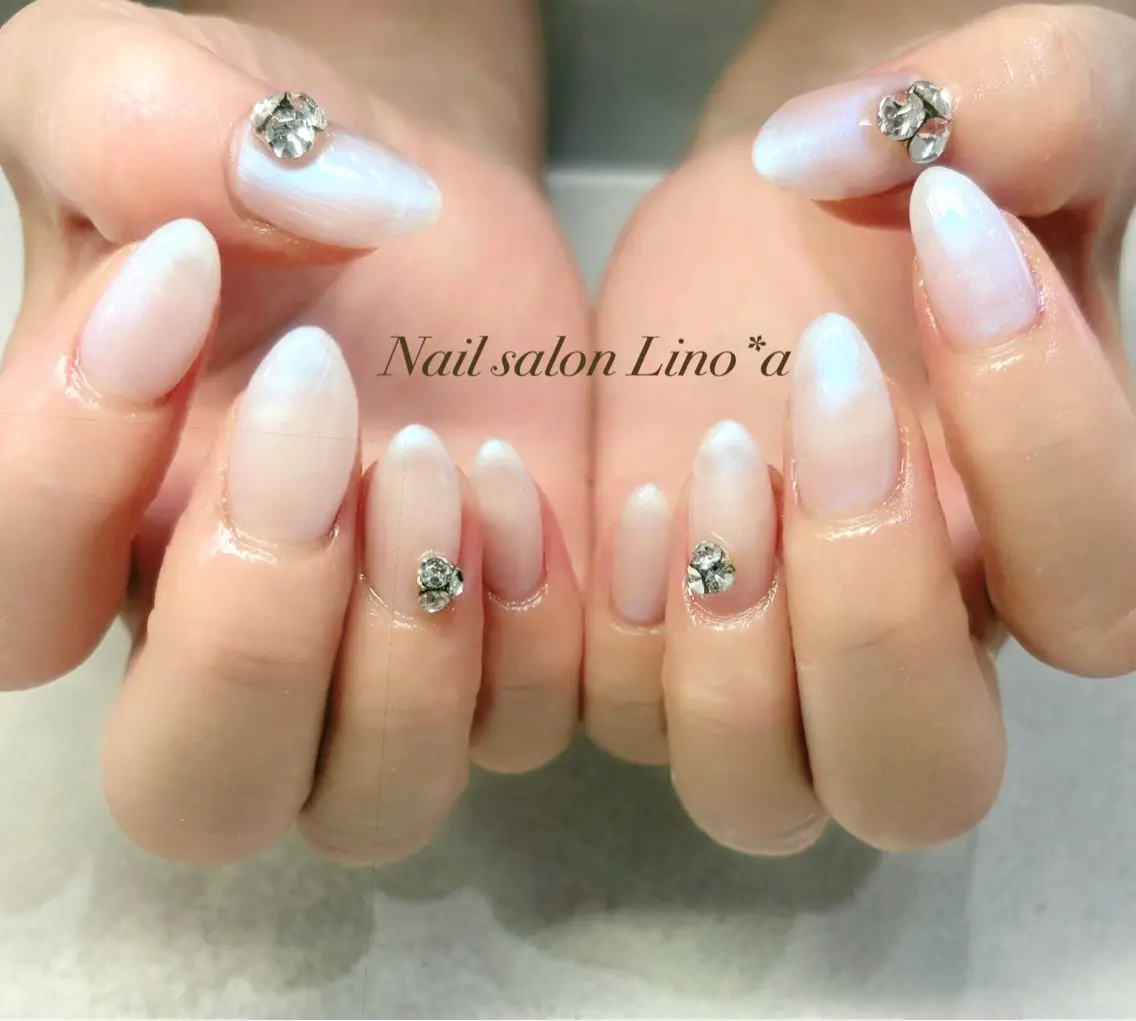 ネイル オーロラネイル ワンカラーネイル シンプルネイル ホワイト ハンドネイル Nail salon Lino*aのネイルデザイン