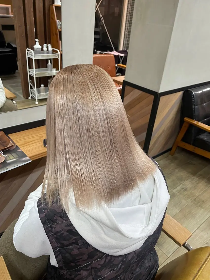 ミディアム カラー ブリーチ ブロンド カジ エリナのヘアスタイル