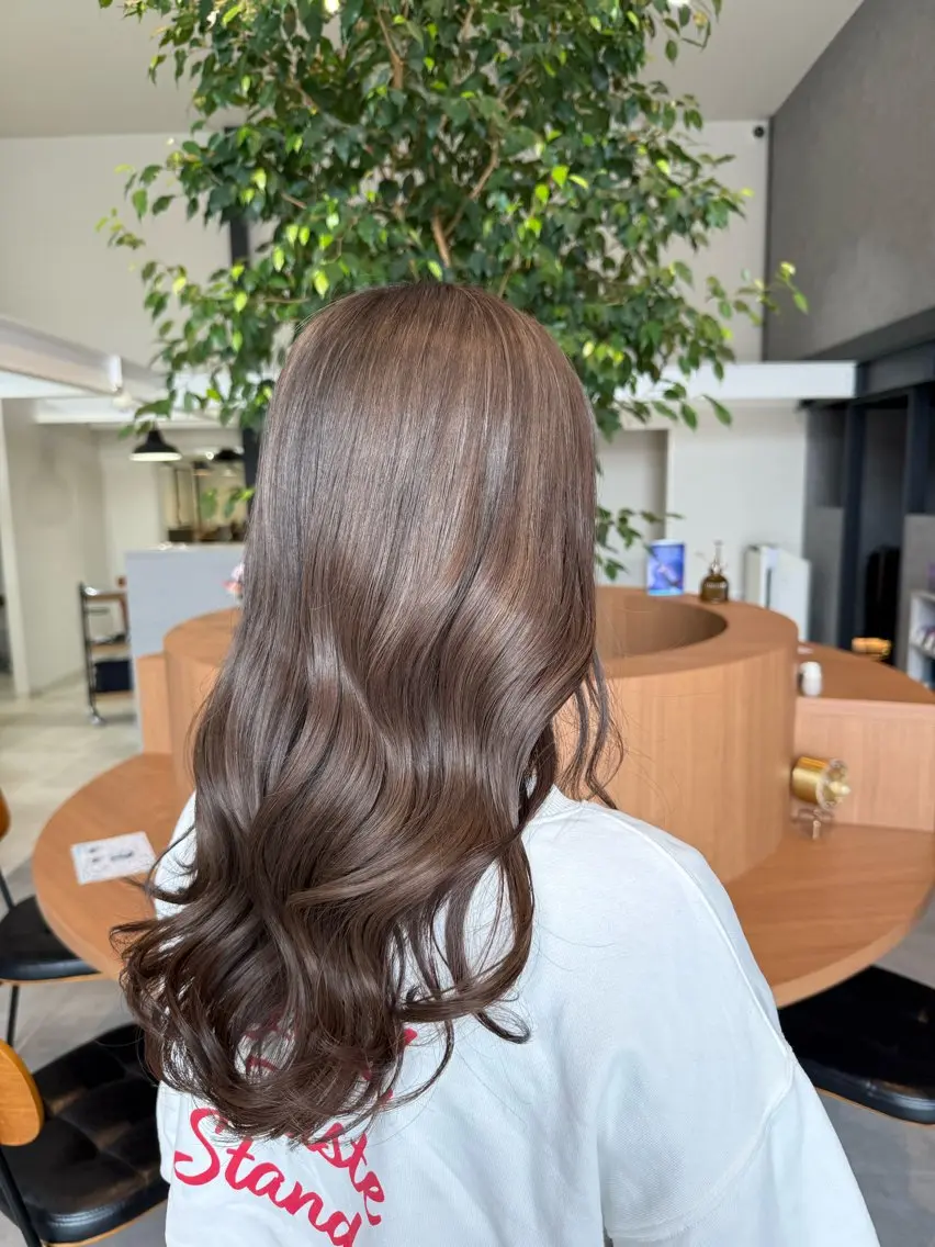 ロング カラー ブリーチ グレージュ ミルクティーグレージュ カット ヘアカラー トリートメント ayaka |トレンドヘアのヘアスタイル