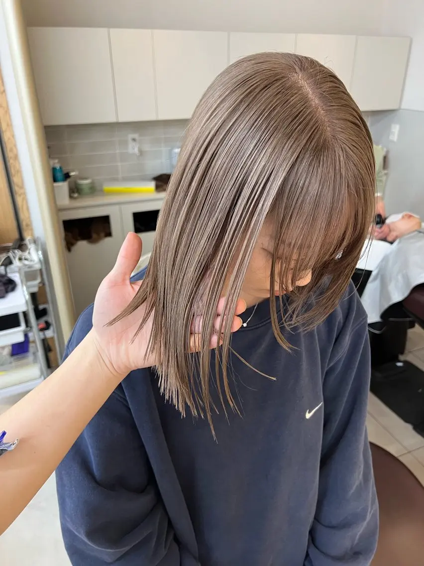 セミロング カラー アッシュ アッシュブラウン ブリーチ ブラウンカラー ケアブリーチ ヘアカラー トリートメント ヘアセット レイヤー専門家 ダブルカラー修のヘアスタイル