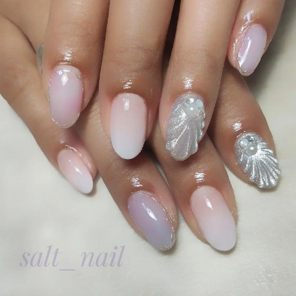 ネイル ミラーネイル ニュアンスネイル ぷっくりネイル ホワイト ハンドネイル 個人サロン saltnailのネイルデザイン