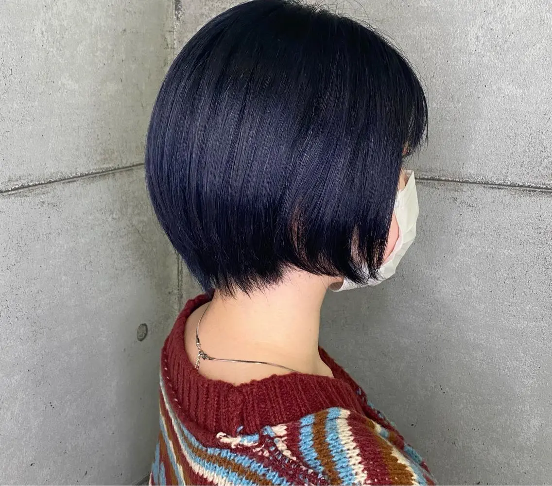 ショート カラー ネイビーカラー ショートヘア ハイトーン🤍 古江 実夢のヘアスタイル