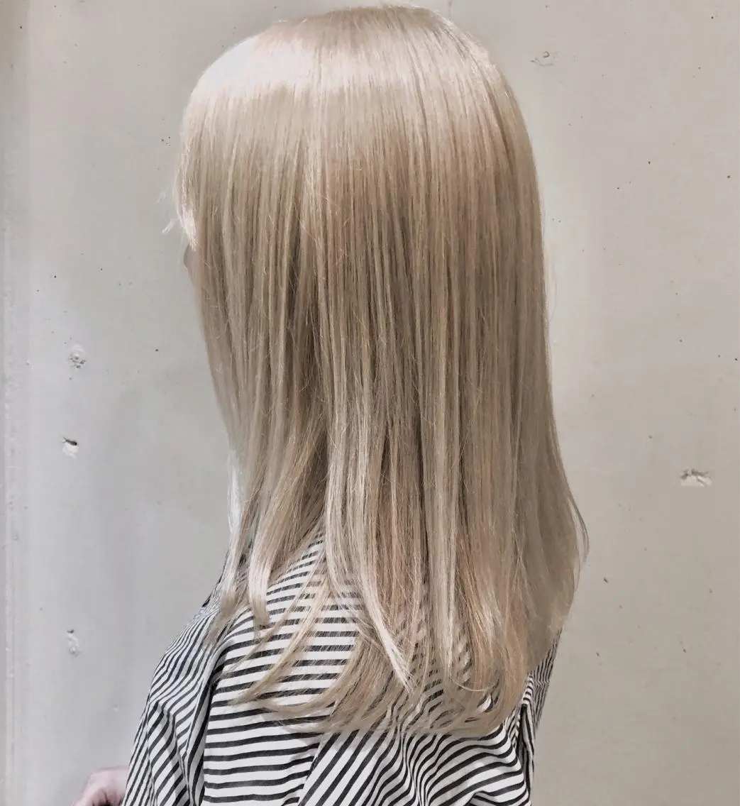 セミロング カラー パーマ ヘアアレンジ ベージュカラー ブロンド ホワイトベージュ ホワイトブロンド ヘアカラー トリートメント 【ツヤ髪美容師】 ツダケイスケのヘアスタイル