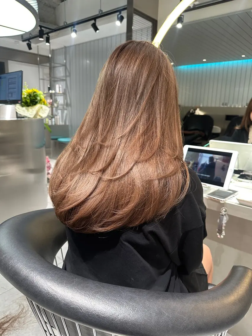 ロング 顔まわりレイヤー 顔周りカット ハイレイヤー レイヤーカット ローレイヤー カット ヘアカラー MOMOHA/ 🍑レイヤーカットのヘアスタイル