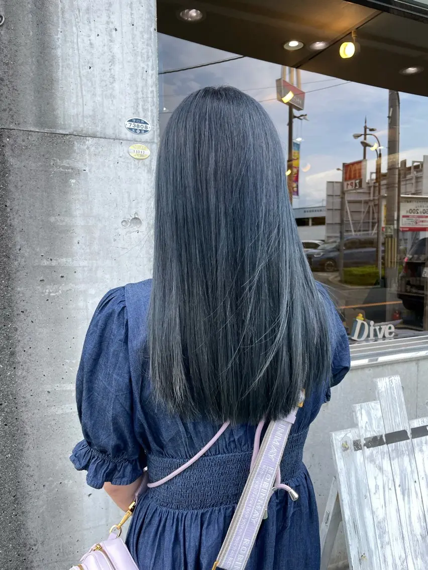 セミロング カラー ブリーチ カット ヘアカラー シモダ クルミのヘアスタイル