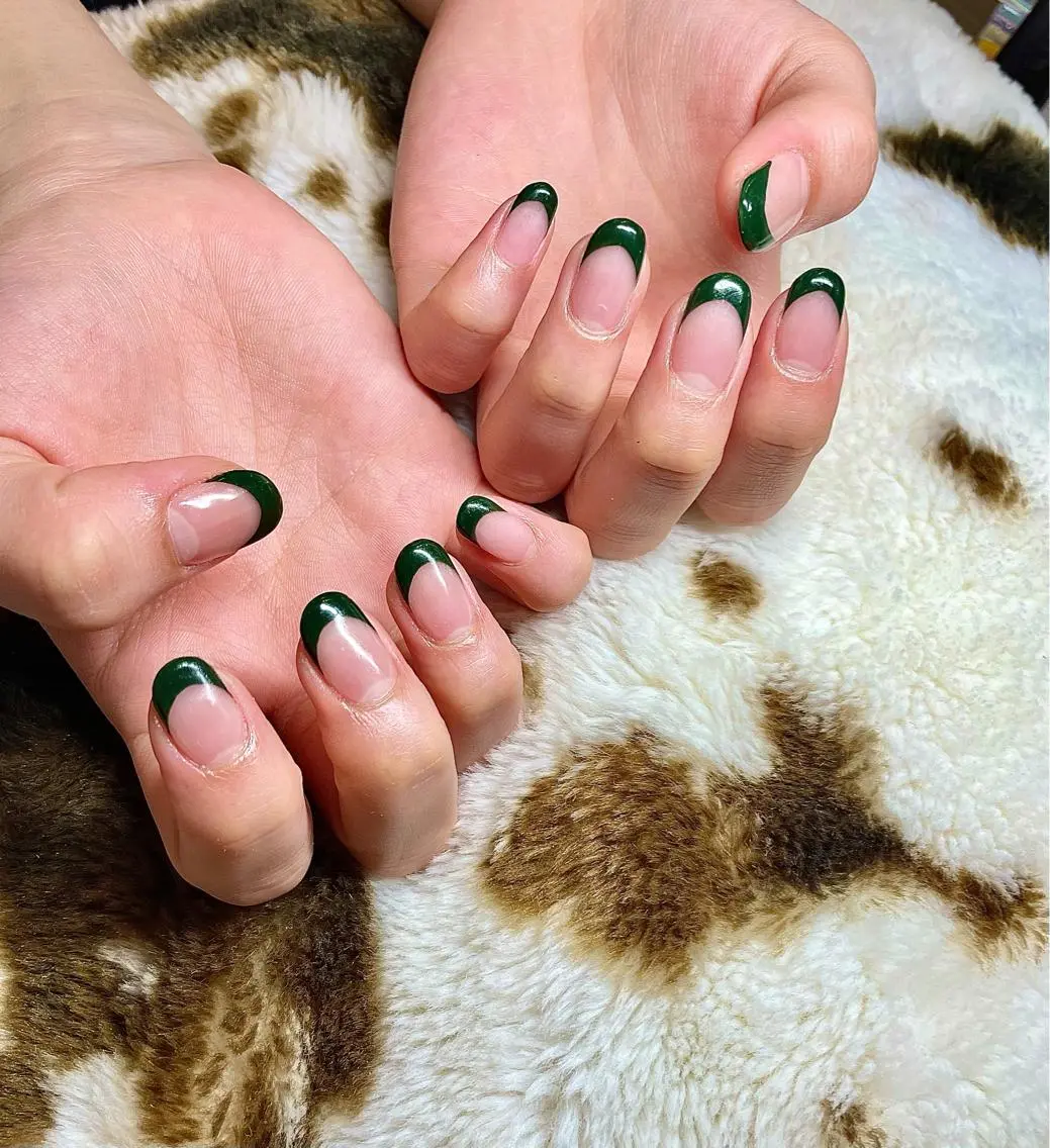ミディアム カラー パーマ ヘアアレンジ メンズ キッズ ネイル マツエク・マツパ フレンチネイル グリーン el. by Aoのネイルデザイン