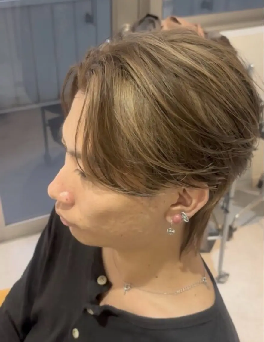 パーマ メンズ メンズブリーチ センターパート メンズハイトーン カルマパーマ メンズ韓国風 カット ヘアカラー 似合わせメンズカット ブリーチ/ウルフ/栄のヘアスタイル