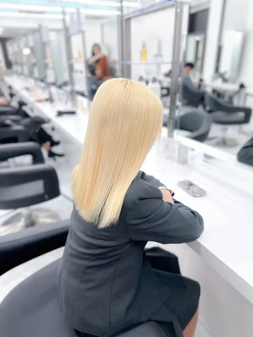 セミロング カラー ダメージレスブリーチ ×美髪矯正【滝太】のヘアスタイル