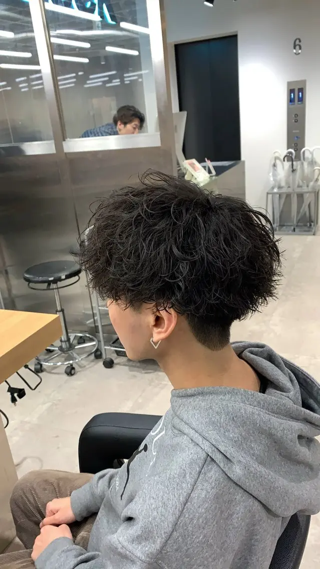 ショート パーマ メンズ メンズブリーチ フェザーパーマ メンズハイトーン メンズパーマ スペインカール ⚡️お値段以上⚡️ RYUKIのヘアスタイル