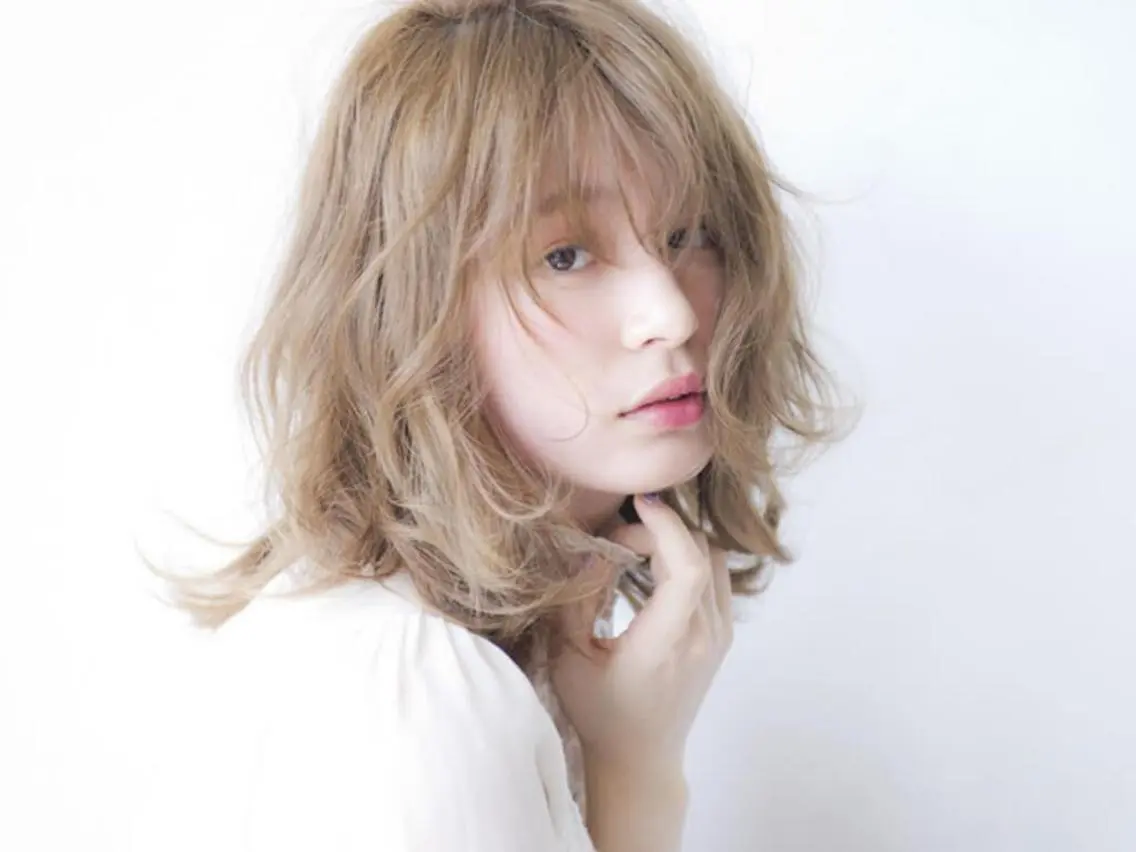 セミロング カラー パーマ ヘアアレンジ 黒髪 ブリーチ ダブルカラー 【公式】amble luxe池袋東口🩷のヘアスタイル