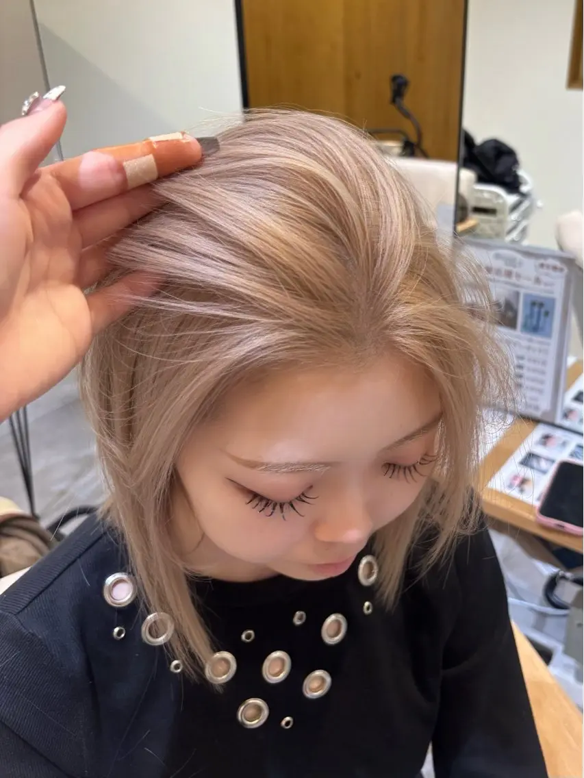 ミディアム カラー ベージュカラー ブリーチ ケアブリーチ デザインカラー ダブルカラー ヘアカラー 肌に馴染むハイトーン /ミルクティーカラーのヘアスタイル