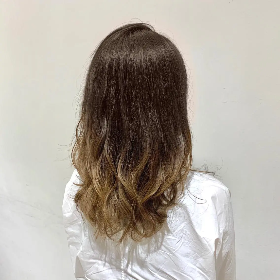 セミロング カラー グラデーションカラー グレージュ ミルクティーグレージュ ヘアカラー トリートメント 農添 杏のヘアスタイル