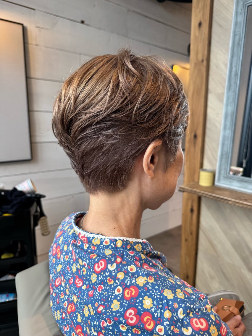 ショート レイヤーカット カット ヘアカラー 星野 美桜のヘアスタイル
