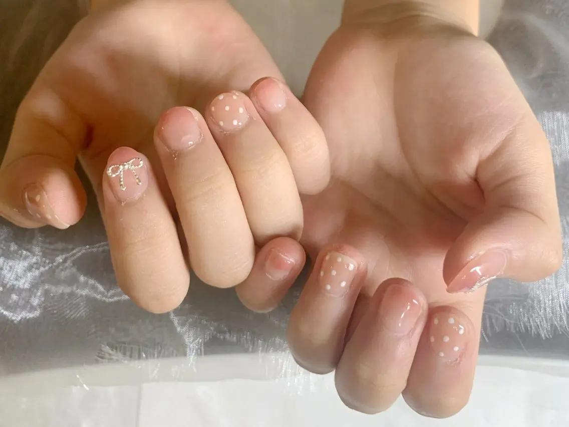 ネイル ドット グラデーション リボン ハンドネイル Mai Koネイルのネイルデザイン