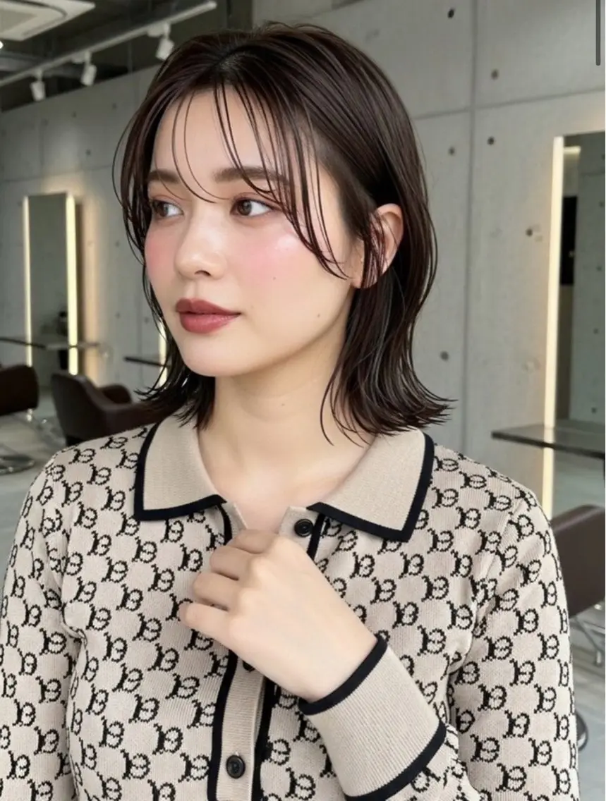 【こなれ感】品よくカジュアルに落とし込む大人の抜け感ロングボブの写真