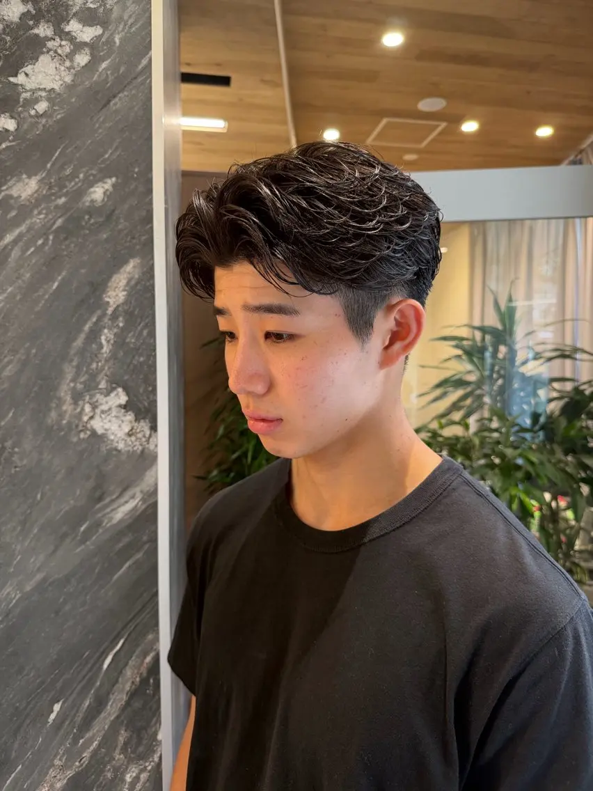 ショート パーマ メンズ センターパート フェザーパーマ メンズパーマ 刈り上げ ショートヘア カット パーマ 💈原宿指名No.1 センターパート💈のヘアスタイル