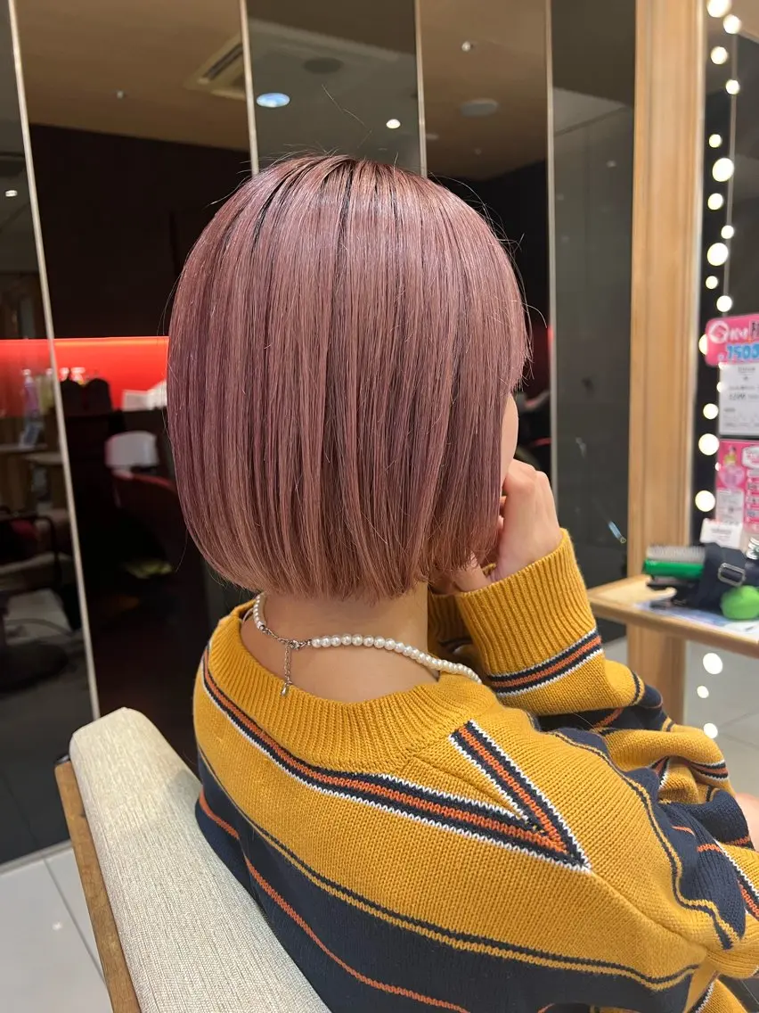 ショート カラー ヘアアレンジ 切りっぱなしボブ ハイトーンカラー ピンクカラー ピンクパープル パープルカラー カット ヘアカラー サナ🌱 切りっぱなしボブのヘアスタイル