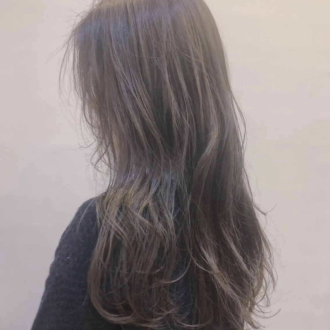 セミロング カラー ブリーチ 透明感カラー グレージュ イルミナカラー ブリーチなしカラー カット ヘアカラー トリートメント 山中 直輝のヘアスタイル