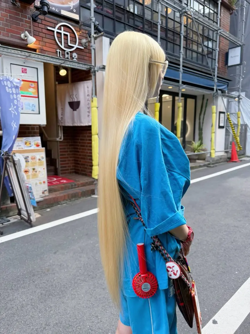 ロング カラー ブリーチ 抜きっぱなしブロンド ヘアカラー トリートメント Flamme Annaのヘアスタイル