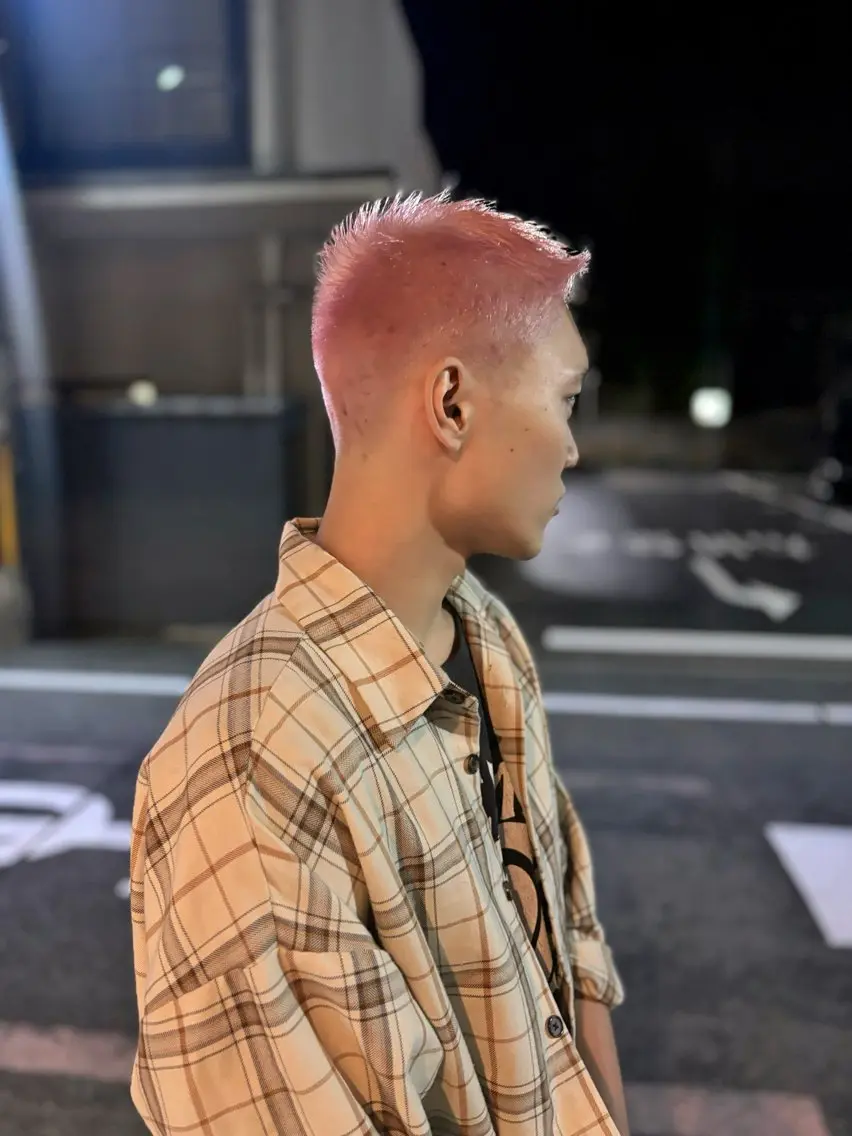 カラー メンズ メンズブリーチ メンズベリーショート ブリーチ ピンクカラー マツダ レンのヘアスタイル