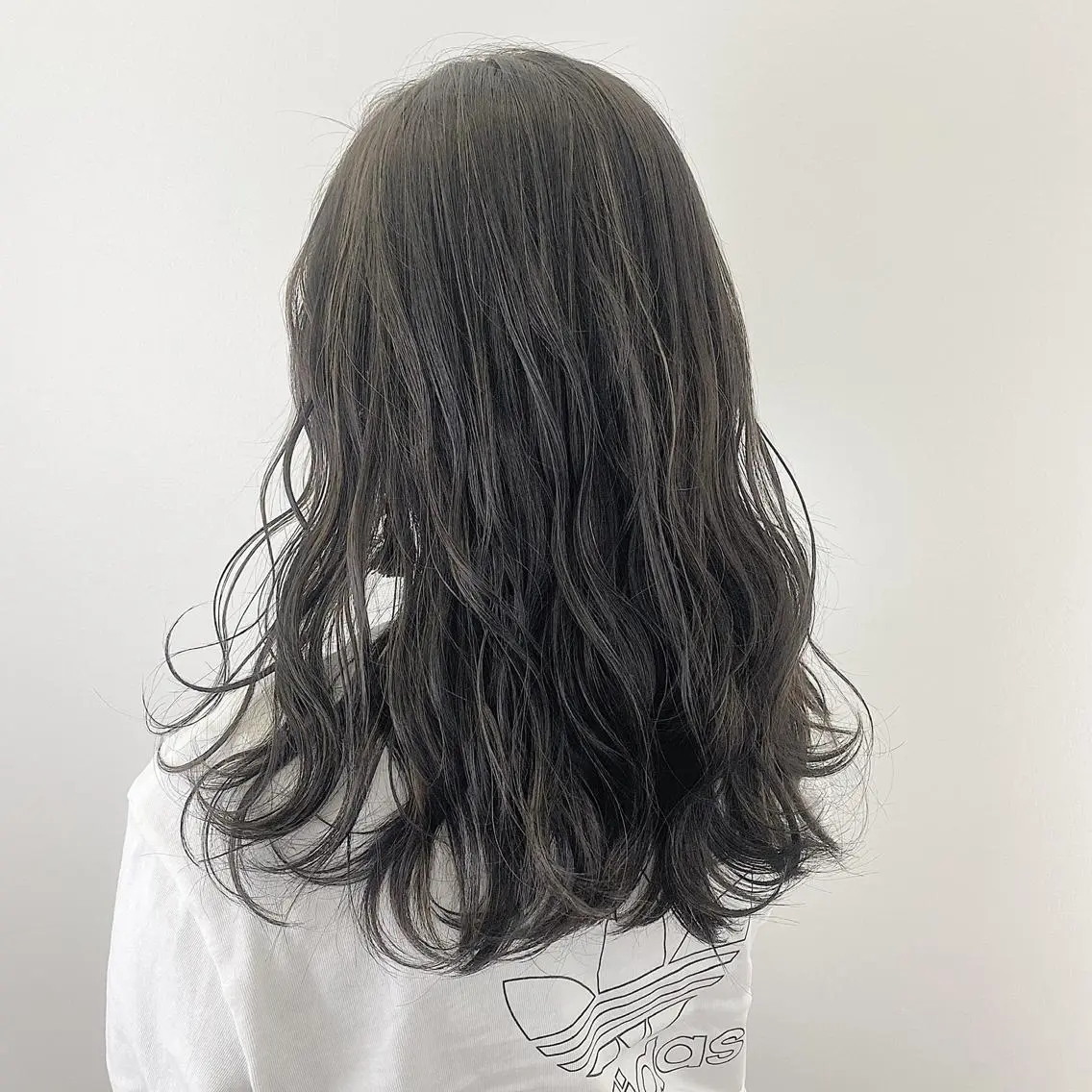 セミロング アッシュ ハイライト カット ヘアカラー 上川 開生のヘアスタイル