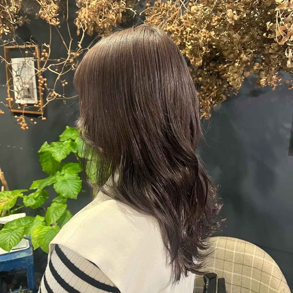ロング カラー ブリーチ 透明感カラー シルバー 岸本 まほのヘアスタイル