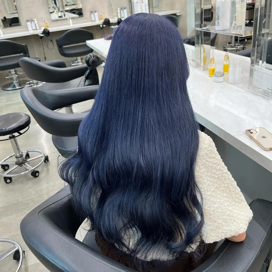 ロング 寒色/ベージュヘア ブリーチありMiOのヘアスタイル