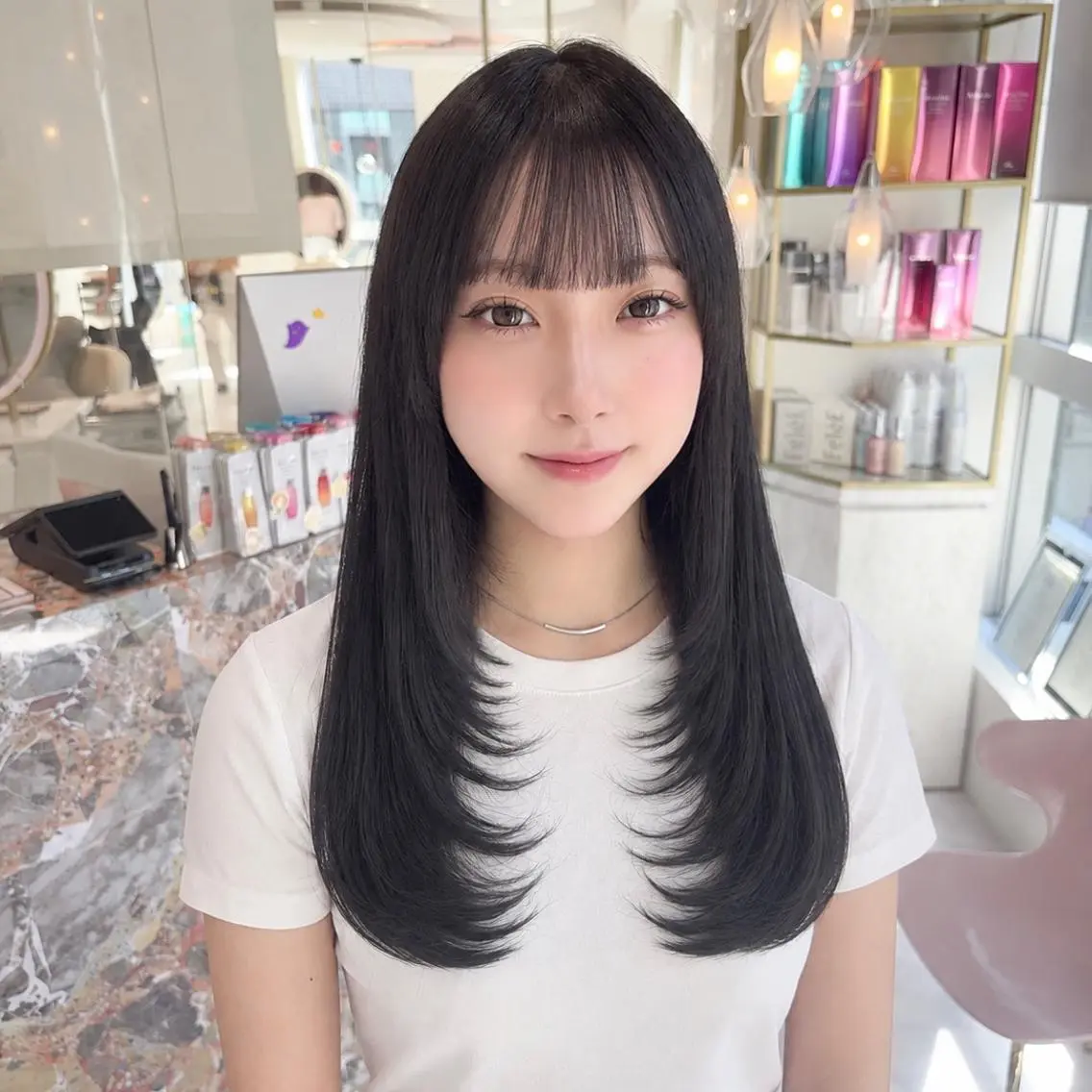 ロング 顔まわりレイヤー 顔周りカット レイヤーカット 𝑚𝑖𝑤𝑎 / 顔周り/レイヤーのヘアスタイル