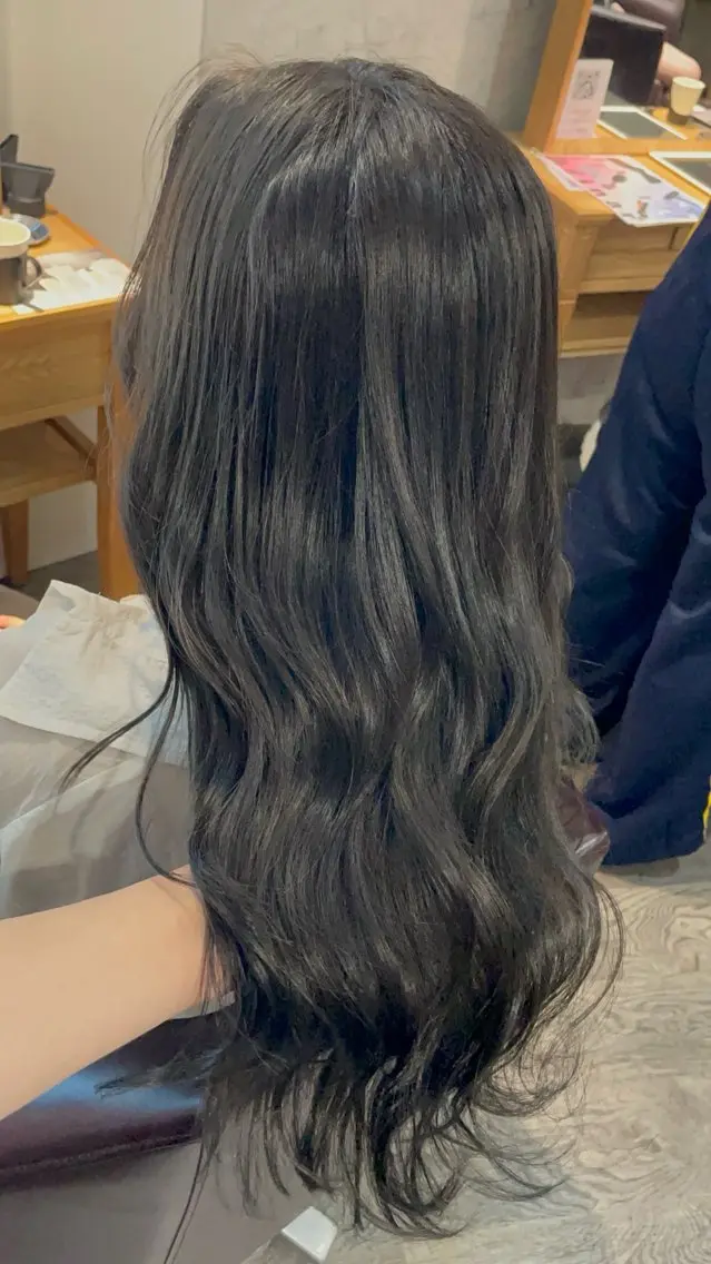 ロング アッシュ アッシュグレー アッシュグレージュ ヘアカラー 🦄艶カラー×韓国 NANA💎🐬のヘアスタイル