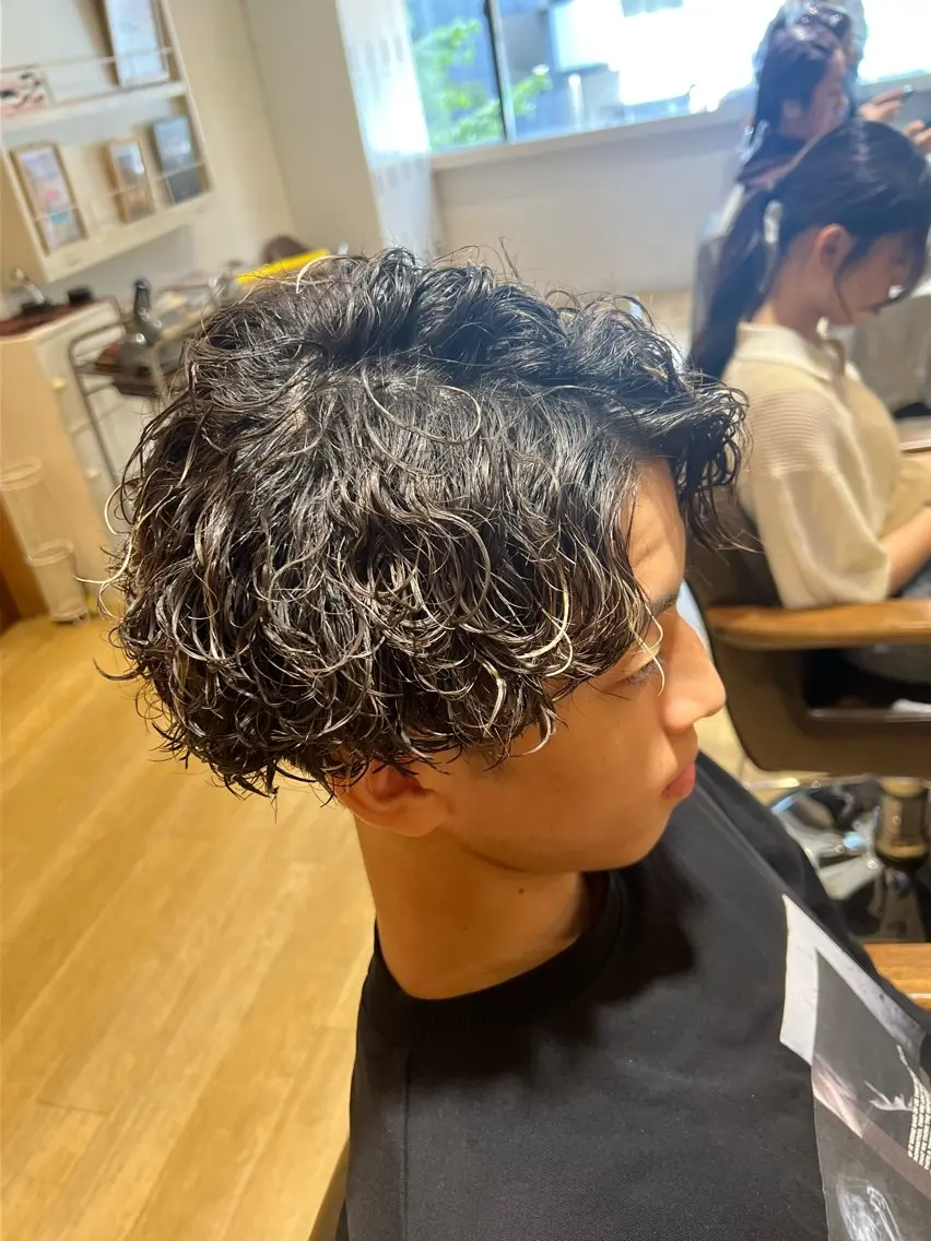 メンズカット+ツイストスパイラルパーマ+ハイライトの写真