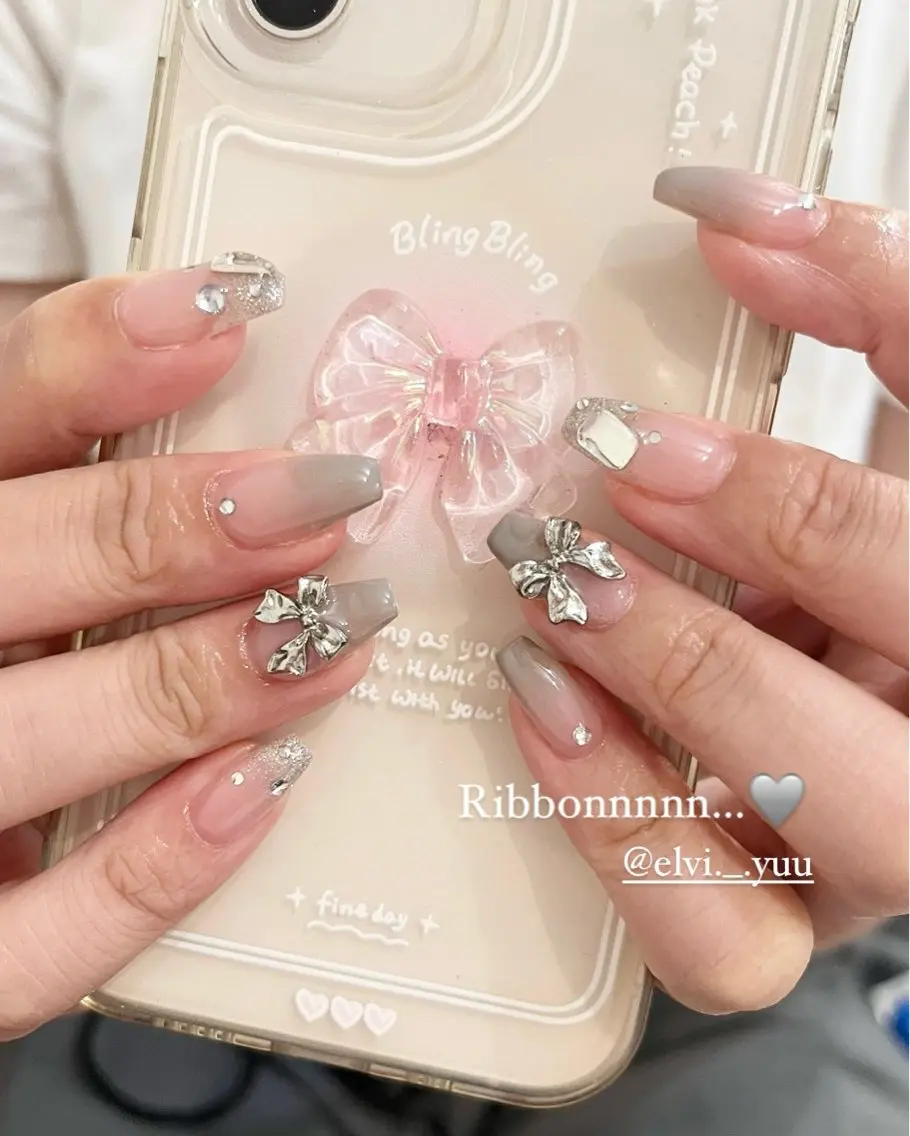 ネイル ストーンネイル SALON ELVI.のネイルデザイン