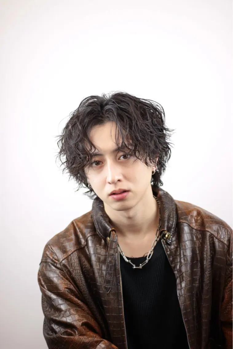 ミディアム パーマ ヘアアレンジ メンズ ミディアムパーマ メンズパーマ メンズツイストパーマ 波巻きパーマ ツイストパーマ 🔥ニュアンス フェザー小林海斗🔥のヘアスタイル