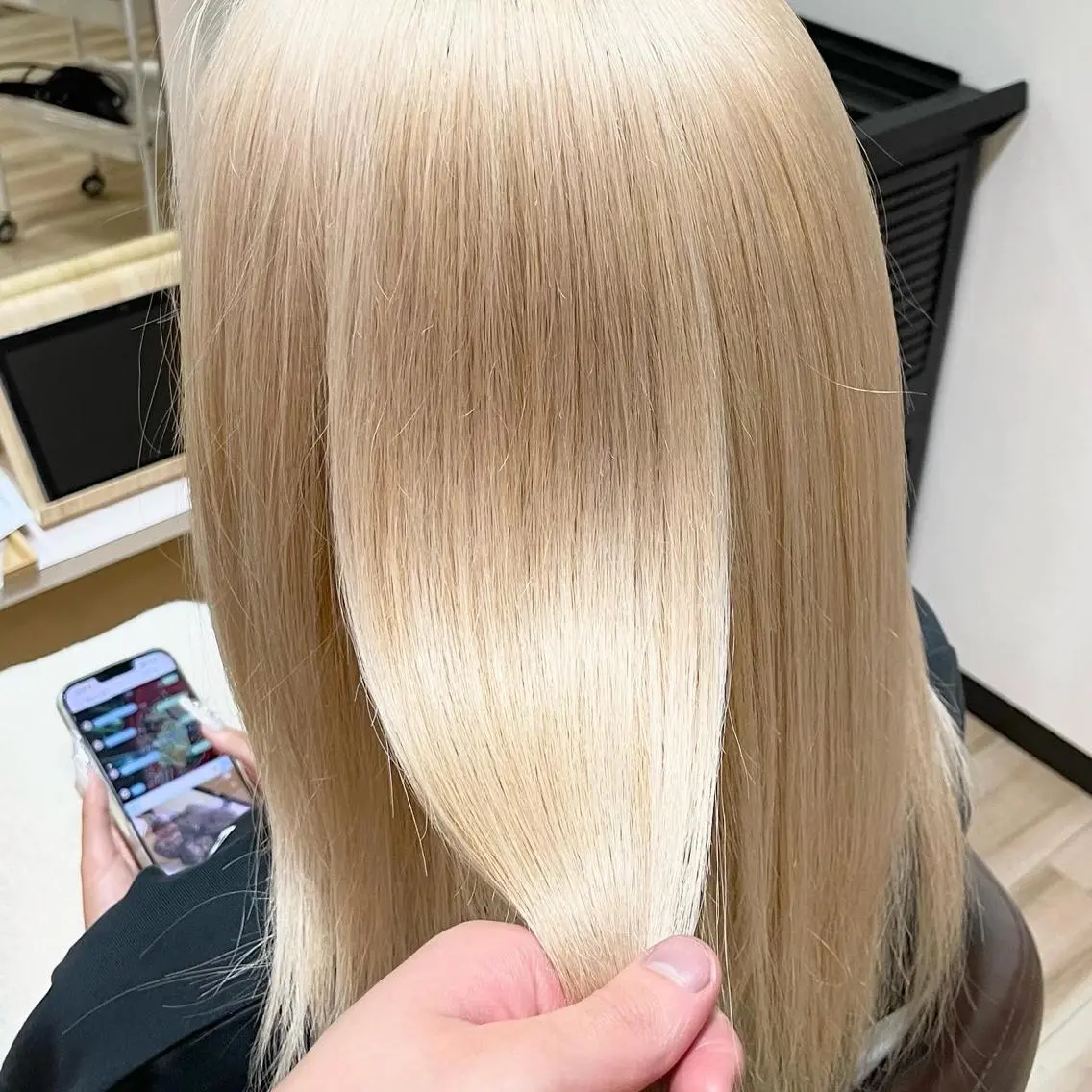 セミロング カラー 🌈派手髪ハイトーン 🌈鈴木亮太🌈のヘアスタイル