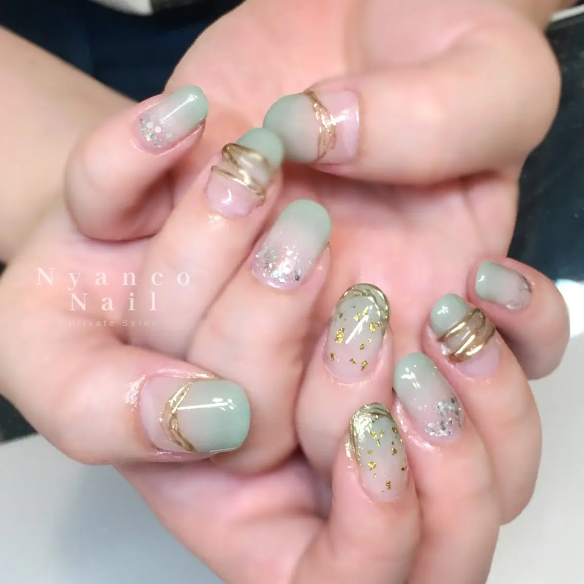ネイル ジェルネイル グリーン キラキラネイル ニュアンスネイル Nyanco Nailのネイルデザイン