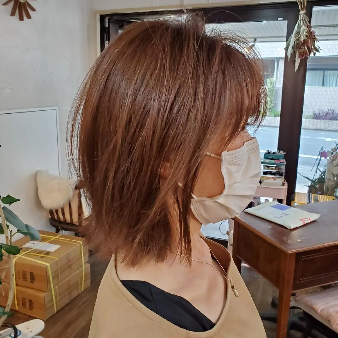 ミディアム カラー 切りっぱなしボブ ショートボブ ミディアムパーマ バレイヤージュ ベージュカラー カット ヘアカラー トリートメント 韓国レイヤー柔らかい 地毛風縮毛矯正/マツのヘアスタイル