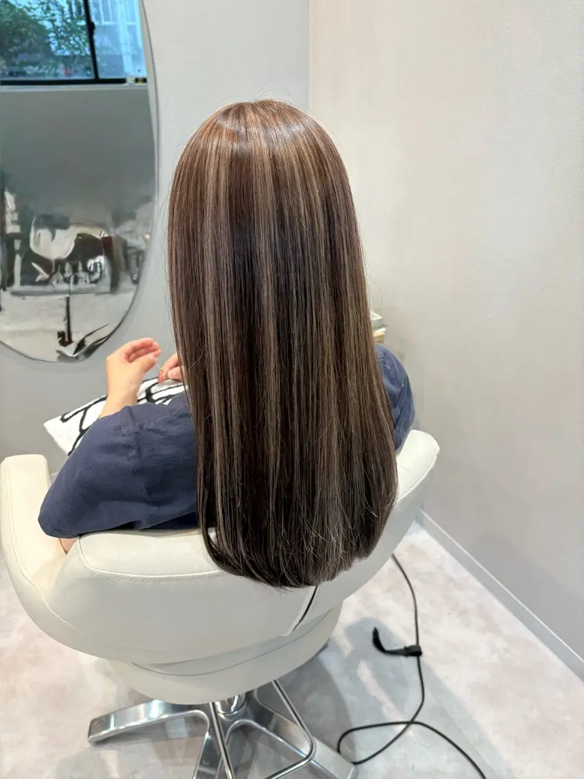 カット💇♀️+ハイライト➕オンカラー (※コントラストハイライト➕4400、追いブリーチ➕5500)の写真