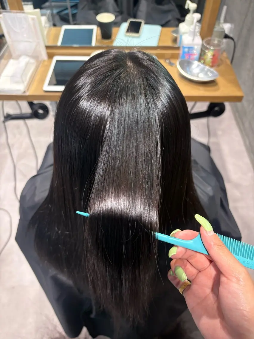セミロング カット 縮毛矯正 ︎︎ HINAのヘアスタイル