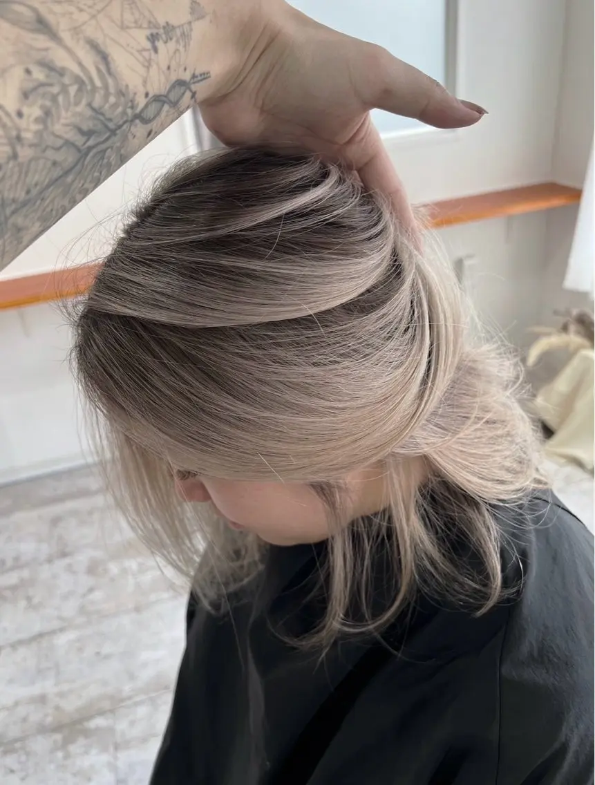 ミディアム カラー バレイヤージュ ベージュカラー ホワイトベージュ レイヤーカット ヘアカラー トリートメント 指名数No.1 /NAOYAのヘアスタイル