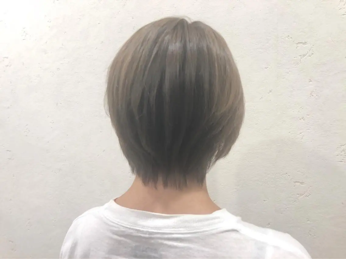 ショート カラー アッシュ ブリーチ 透明感カラー シルバー シルバーアッシュ 【店長】 草間大輔のヘアスタイル