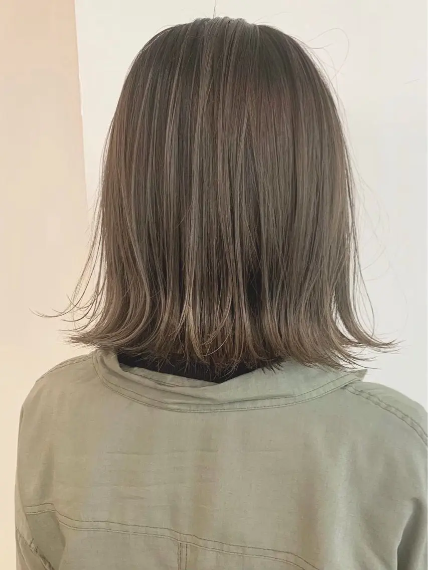 ミディアム 外ハネヘア カット ヘアカラー ミルクティーベージュ /三村克彦のヘアスタイル