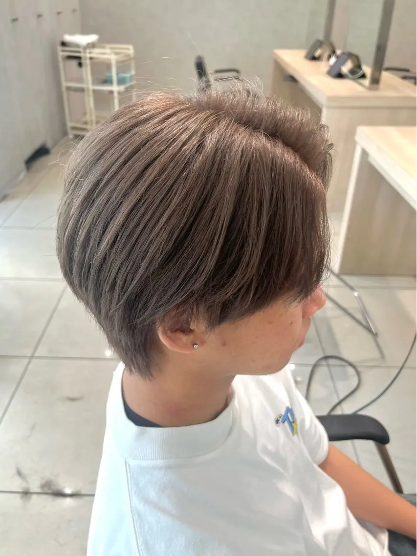 カラー メンズ メンズブリーチ ブリーチ 透明感カラー グレージュ シルバー カット ヘアカラー 巖本 真希のヘアスタイル