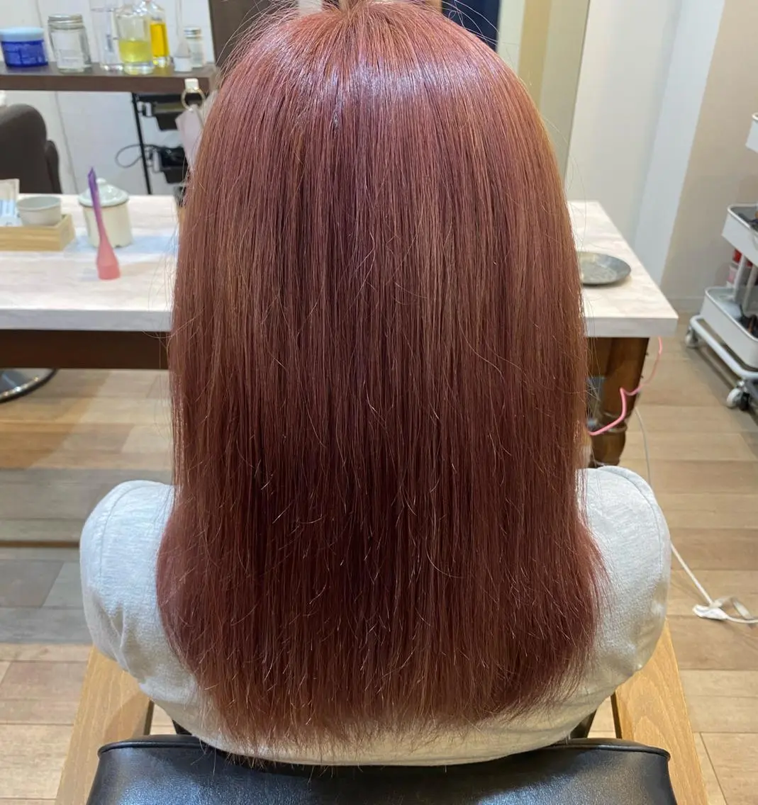 ロング カラー ブリーチ ピンクカラー 佐藤 優衣のヘアスタイル