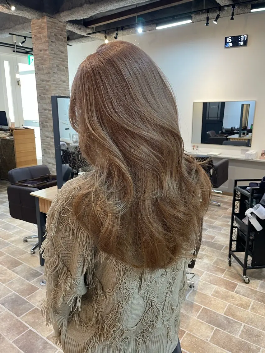 ロング カラー ベージュカラー ミルクティーベージュ レイヤーカット カット ヘアカラー YUI/ ブリーチカラー🌷のヘアスタイル